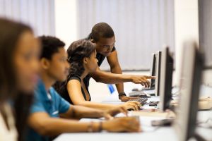 Formation des utilisateurs en petits groupes dans la classe d'informatique